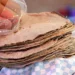 Tortillas de maíz apiladas en una mesa, listas para servir en una comida mexicana auténtica.