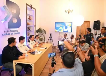 Funcionarios en Zamora, Michoacán, participan en una reunión de gobierno con medios y prensa local.
