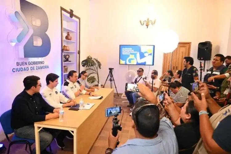 Funcionarios en Zamora, Michoacán, participan en una reunión de gobierno con medios y prensa local.
