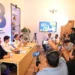 Funcionarios en Zamora, Michoacán, participan en una reunión de gobierno con medios y prensa local.