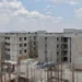 Edificios en construcción en Michoacán, con estructura de concreto y maquinaria en obra.