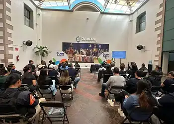 Audiencia en Zamora durante capacitación en ética pública con asistentes sentados en sillas y pantalla digital.