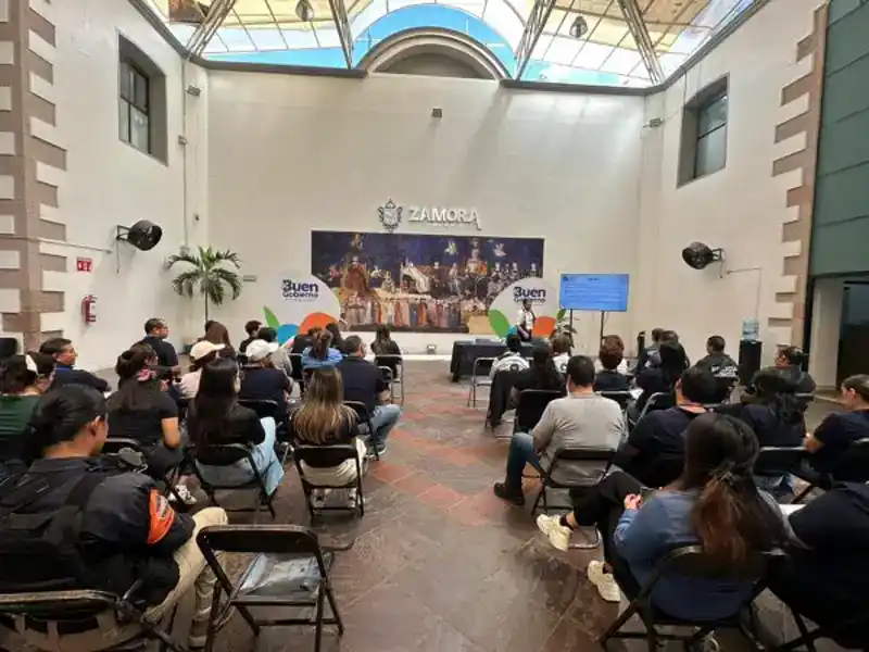 Audiencia en Zamora durante capacitación en ética pública con asistentes sentados en sillas y pantalla digital.
