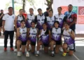 Grupo de jugadoras de voleibol con medallas y uniformes en evento deportivo en Michoacán o Jalisco.