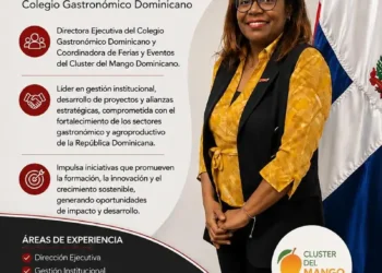 Benencia Rodríguez, directora del Colegio Gastronómico Dominicano, en un evento con bandera dominicana de fondo.