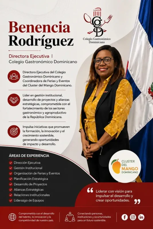 Benencia Rodríguez, directora del Colegio Gastronómico Dominicano, en un evento con bandera dominicana de fondo.