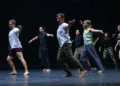 Grupo de bailarines en escenario durante ensayo de danza contemporánea en Michoacán.