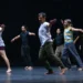 Grupo de bailarines en escenario durante ensayo de danza contemporánea en Michoacán.