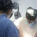 Personal médico realizando una cirugía en un entorno hospitalario.