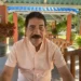 Hombre sentado en terraza con plantas y sombra en Michoacán, disfrutando del clima y la naturaleza en un espacio al aire libr.