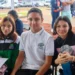 Jóvenes en una actividad escolar en Michoacán, participando en un evento al aire libre con otros estudiantes y docentes en un.