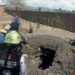 Personal de protección civil inspecciona un hundimiento en el suelo tras un sismo en Michoacán.