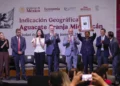 Funcionarios y productores en ceremonia de reconocimiento del sello de calidad del aguacate de Michoacán.