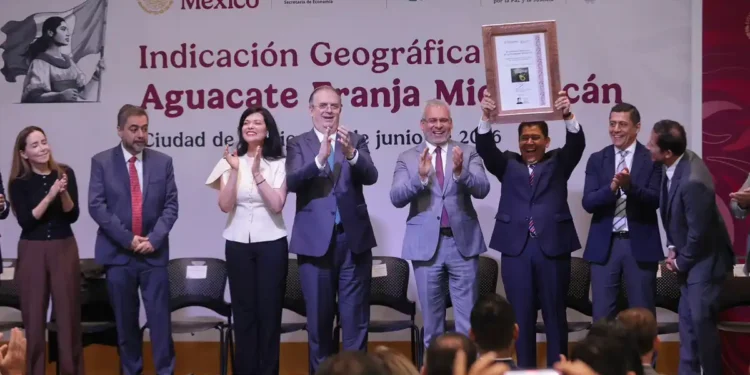 Funcionarios y productores en ceremonia de reconocimiento del sello de calidad del aguacate de Michoacán.