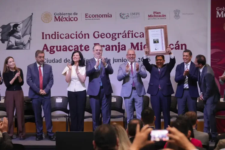 Funcionarios y productores en ceremonia de reconocimiento del sello de calidad del aguacate de Michoacán.