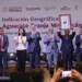 Funcionarios y productores en ceremonia de reconocimiento del sello de calidad del aguacate de Michoacán.