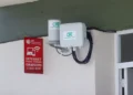 Antenas y señal de internet gratuito en pared exterior de edificio en Michoacán o Jalisco.