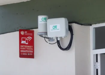 Antenas y señal de internet gratuito en pared exterior de edificio en Michoacán o Jalisco.