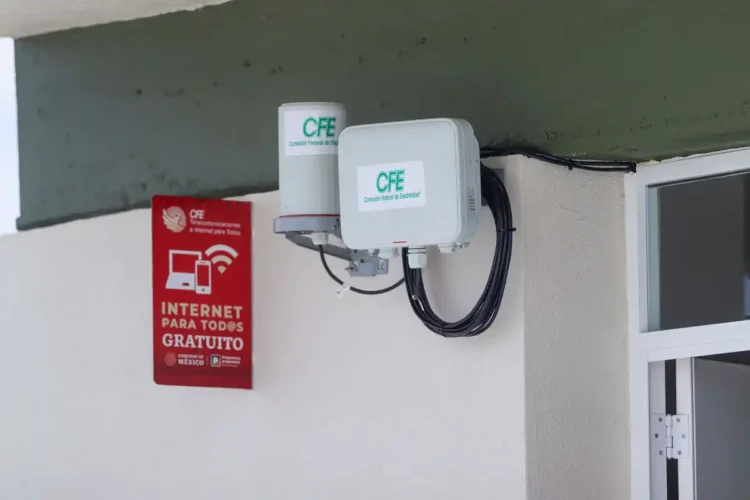 Antenas y señal de internet gratuito en pared exterior de edificio en Michoacán o Jalisco.