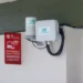 Antenas y señal de internet gratuito en pared exterior de edificio en Michoacán o Jalisco.