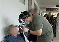 Médico del IMSS atendiendo a una paciente en consulta visual en un hospital de Michoacán.