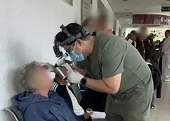 Médico del IMSS atendiendo a una paciente en consulta visual en un hospital de Michoacán.