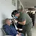 Médico del IMSS atendiendo a una paciente en consulta visual en un hospital de Michoacán.