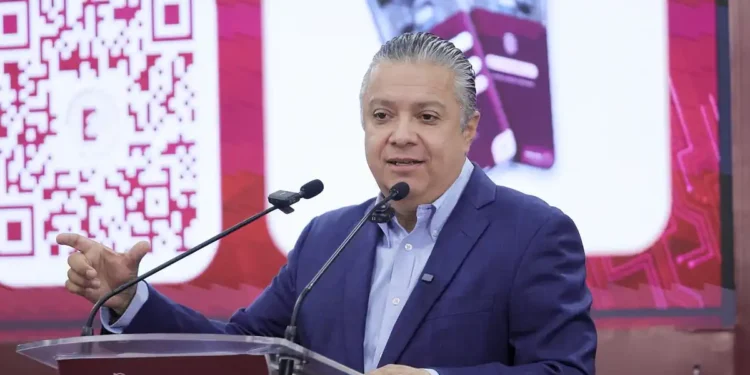 Hombre en conferencia presenta un sistema de pago digital mediante código QR, promoviendo la innovación en transacciones en M.