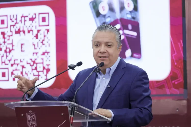 Hombre en conferencia presenta un sistema de pago digital mediante código QR, promoviendo la innovación en transacciones en M.