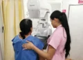 Médica realiza mamografía a una paciente en un centro de salud en Zamora, Michoacán, con equipo moderno y ambiente clínic.