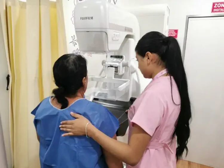 Médica realiza mamografía a una paciente en un centro de salud en Zamora, Michoacán, con equipo moderno y ambiente clínic.