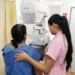 Médica realiza mamografía a una paciente en un centro de salud en Zamora, Michoacán, con equipo moderno y ambiente clínic.