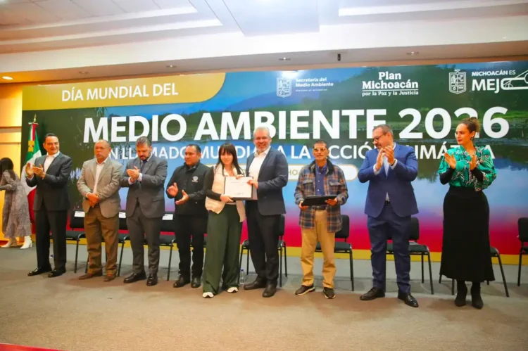 Autoridades y participantes en evento por el Día Mundial del Medio Ambiente en Michoacán, conmemorando acciones para la prote.