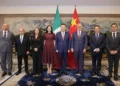 Funcionarios de China y México posan juntos en reunión oficial con banderas de ambos países.