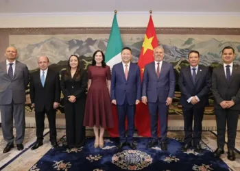 Funcionarios de China y México posan juntos en reunión oficial con banderas de ambos países.