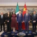Funcionarios de China y México posan juntos en reunión oficial con banderas de ambos países.