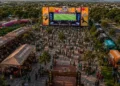 Multitud en evento de fútbol y cultura en Michoacán, con escenario principal y zonas de comida y actividades para toda la fam.