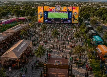 Multitud en evento de fútbol y cultura en Michoacán, con escenario principal y zonas de comida y actividades para toda la fam.