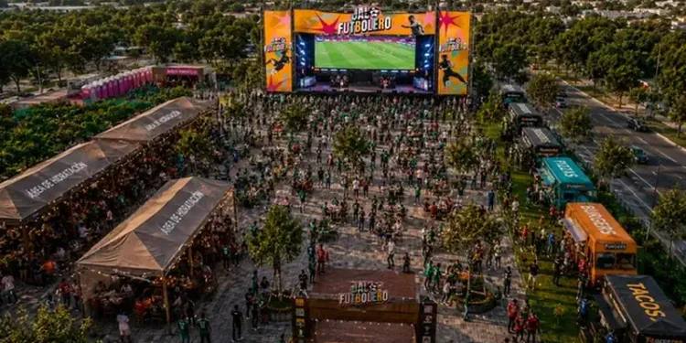 Multitud en evento de fútbol y cultura en Michoacán, con escenario principal y zonas de comida y actividades para toda la fam.