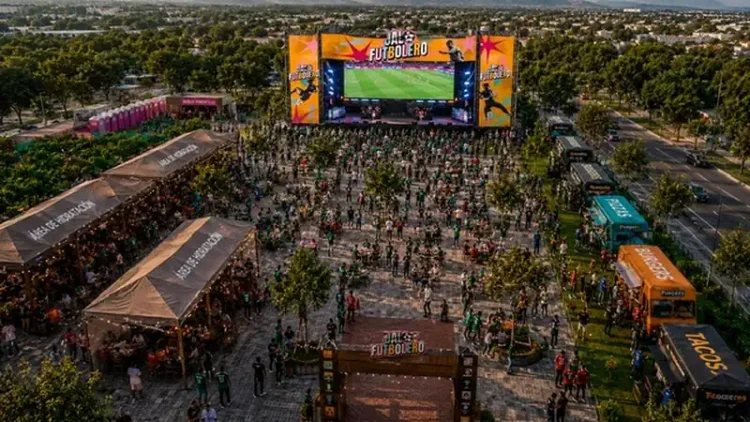 Multitud en evento de fútbol y cultura en Michoacán, con escenario principal y zonas de comida y actividades para toda la fam.