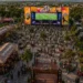 Multitud en evento de fútbol y cultura en Michoacán, con escenario principal y zonas de comida y actividades para toda la fam.