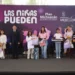 Niñas en evento de Michoacán recibiendo regalos y reconocimiento en una ceremonia oficial.