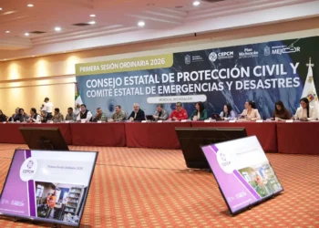 Mesa directiva en la sesión del Consejo Estatal de Protección Civil y Emergencias en Michoacán.