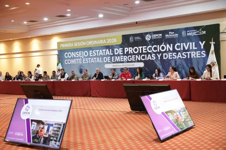 Mesa directiva en la sesión del Consejo Estatal de Protección Civil y Emergencias en Michoacán.
