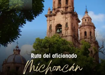 Catedral de Morelia en Michoacán, México, con cielo azul y árboles verdes en primer plano.