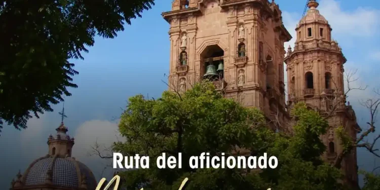 Catedral de Morelia en Michoacán, México, con cielo azul y árboles verdes en primer plano.