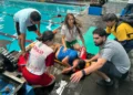 Personal de emergencia realiza rescate en piscina durante simulacro en Morelia.