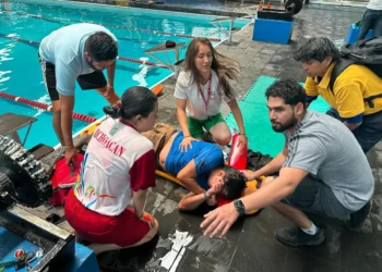 Personal de emergencia realiza rescate en piscina durante simulacro en Morelia.