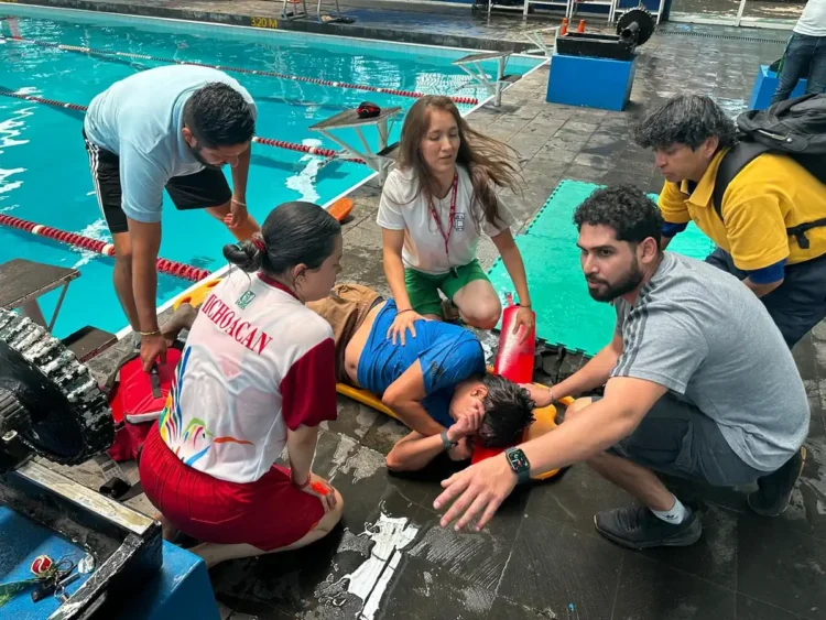 Personal de emergencia realiza rescate en piscina durante simulacro en Morelia.