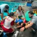 Personal de emergencia realiza rescate en piscina durante simulacro en Morelia.